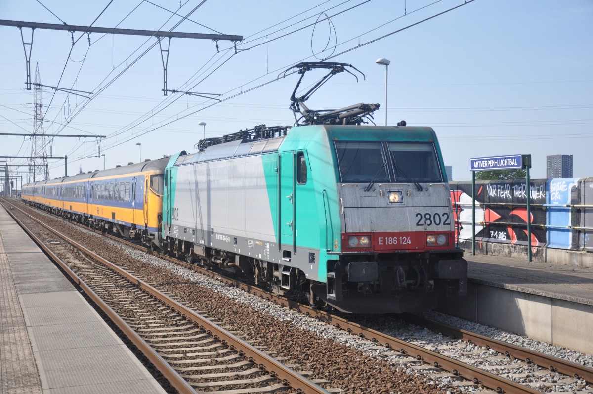 NMBS hle 2802 mit Intercity nach Amsterdam, aufgenommen 01.08.2015 am Bahnhof Antwerpen-Luchtbal 