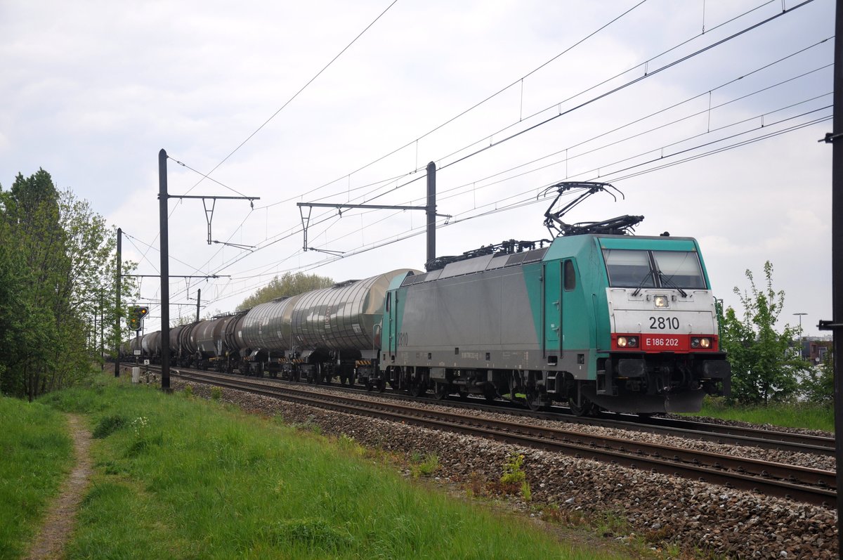NMBS hle 2810 mit Kesselwagenzug aufgenommen 29.04.2017 am Leemputtelaarbaan Deurne 