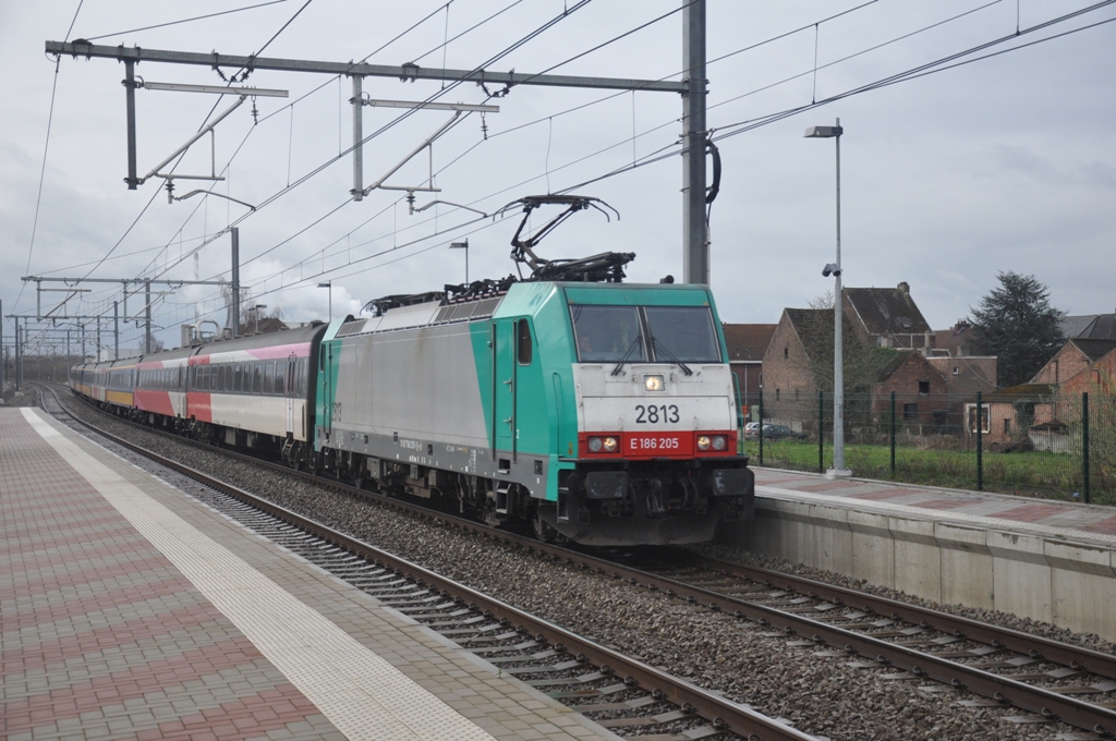 NMBS hle 2813 mit Intercity Brussel-Den Haag aufgenommen am 22.03.2014 im Bahnhof Duffel 