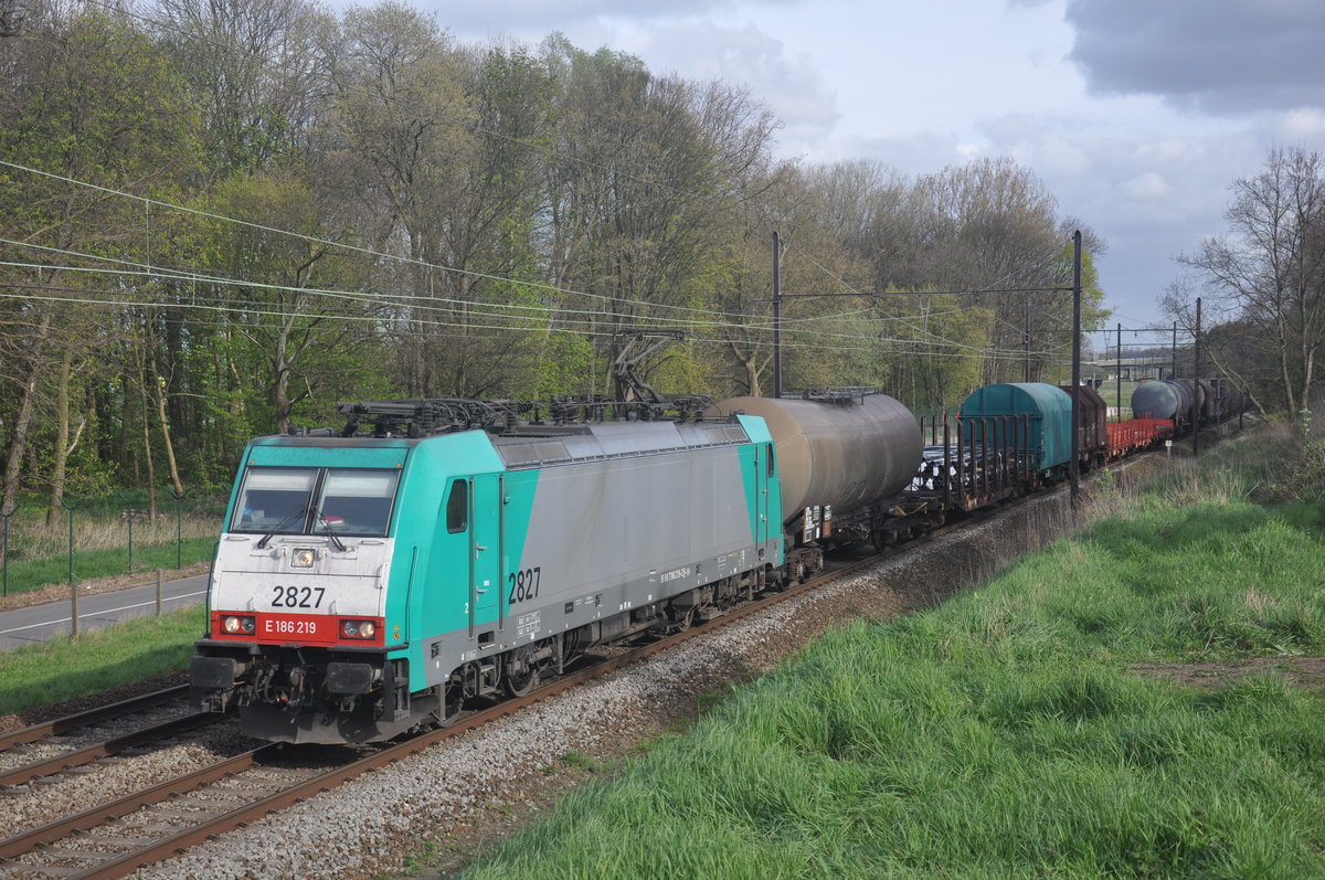 NMBS hle 2827 mit gemischter Güterzug aufgenommen 05/04/2017 am Leemputtelaarbaan Deurne