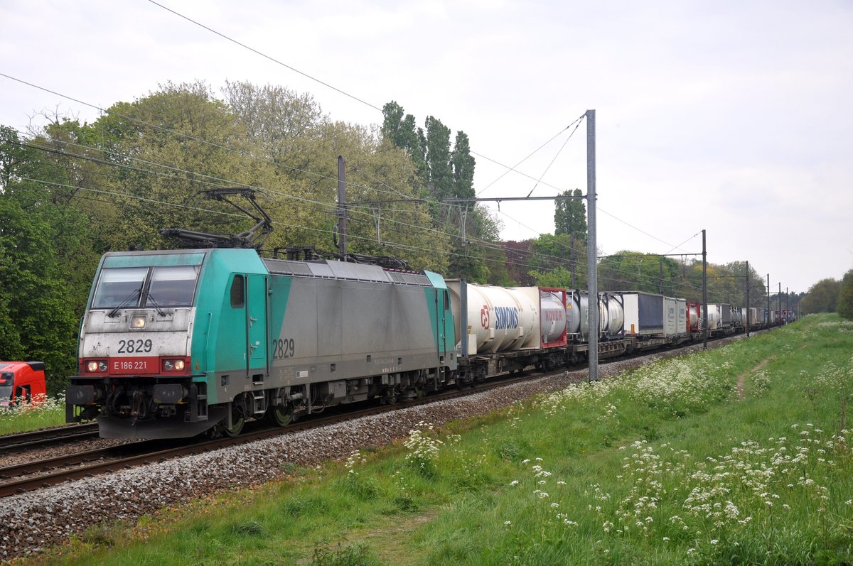 NMBS hle 2829 mit Containerzug aufgenommen 29.04.2017 am Leemputtelaarbaan Deurne