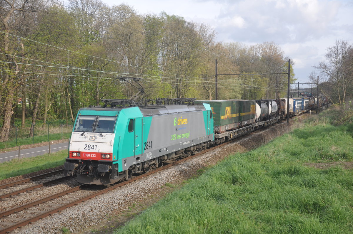 NMBS hle 2841 mit Containerzug aufgenommen 05/04/2017 am Leemputtelaarbaan Deurne