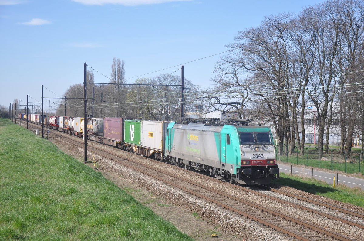 NMBS hle 2843 mit Containerzug aufgenommen 25/03/2017 am Leemputtelaarbaan Deurne-Antwerpen