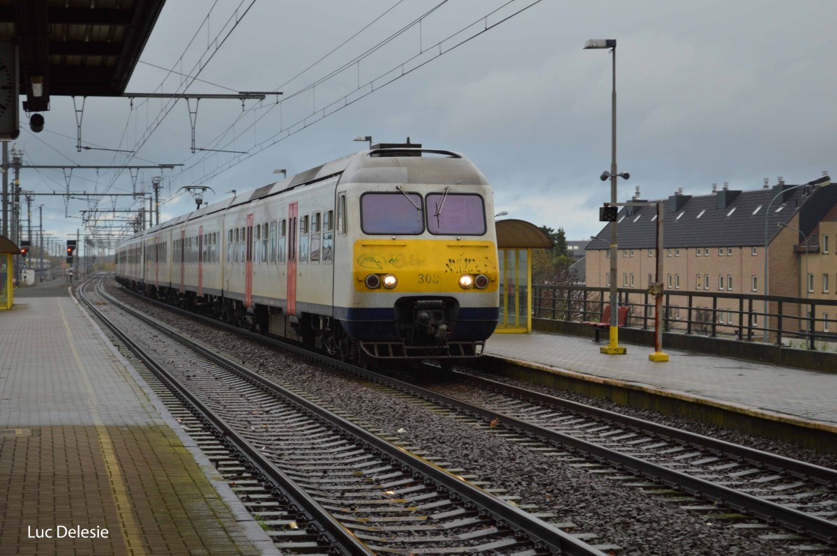 NMBS/SNCB 308 im Bhf Oudenaarde. EC 2337, Brussels-Airport - Oostende. 2015-11-22 15:40