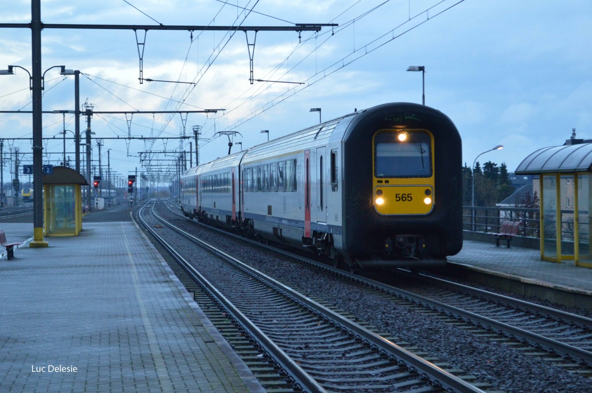 NMBS/SNCB 565 - Bhf Oudenaarde. IC 2338 - Brussels-Airport - Oostende. 2015-11-22  16:43