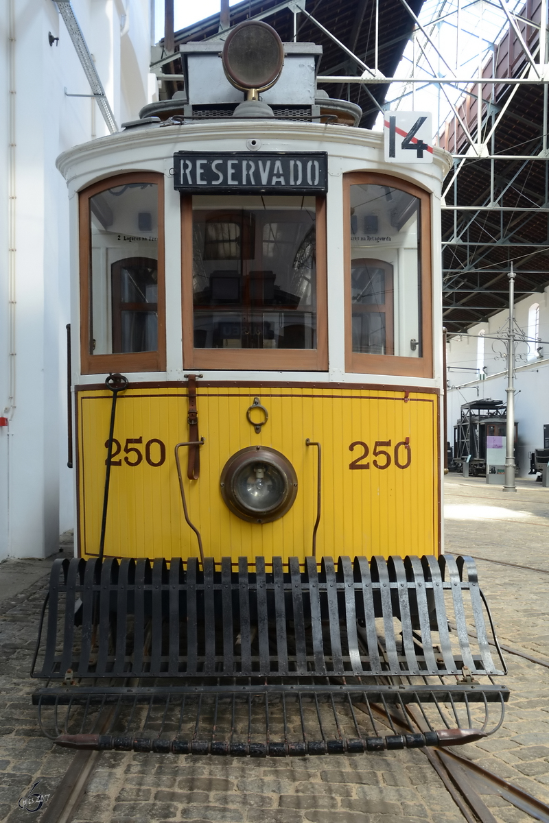 No. 250  Italianos  gehörte zu einer Serie von 12 Fahrzeugen, welche von 1927 bis 1928 in den Werkstätten von Companhia Carris de Ferro do Porto gebaut wurden. 1950 wurden sie mit Motoren der italienischen Firma Companhia Generale di Ellectricitá ausgestattet, was auch der Grund für die Namensgebung war. (Museu do Carro Eléctrico Porto, Januar 2017)