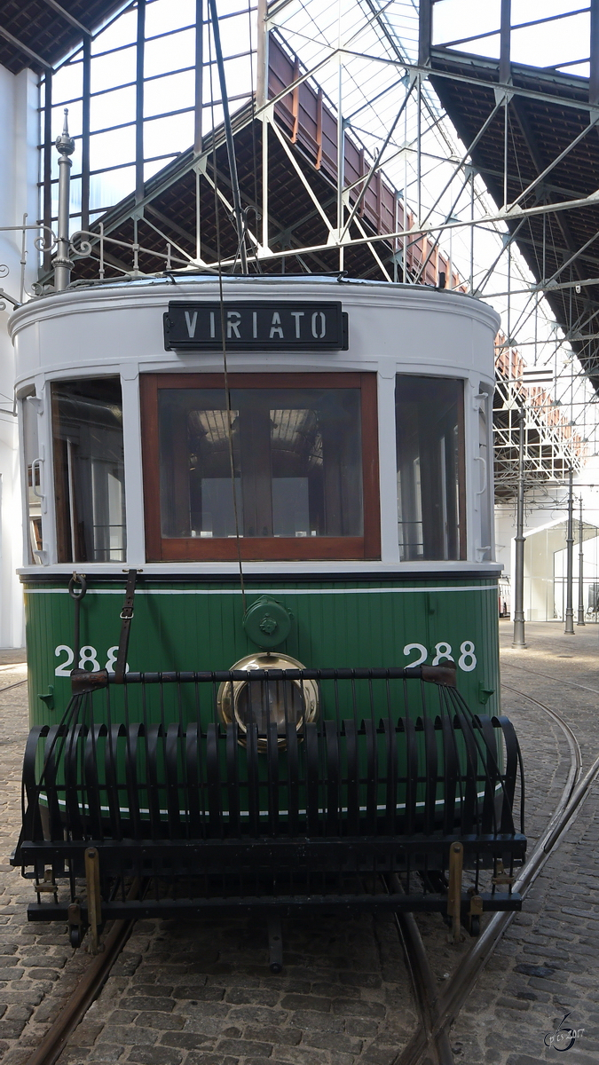 No. 288  Der Belgier  gehört zu einer Reihe von 10 Straßenbahnen, welche im Jahr 1928 von der belgischen Gesellschaft  Societé Anonyme des Ateliers de Construction d'Etablissements Famileureux  erworben wurden. (Museu do Carro Eléctrico Porto, Januar 2017)
