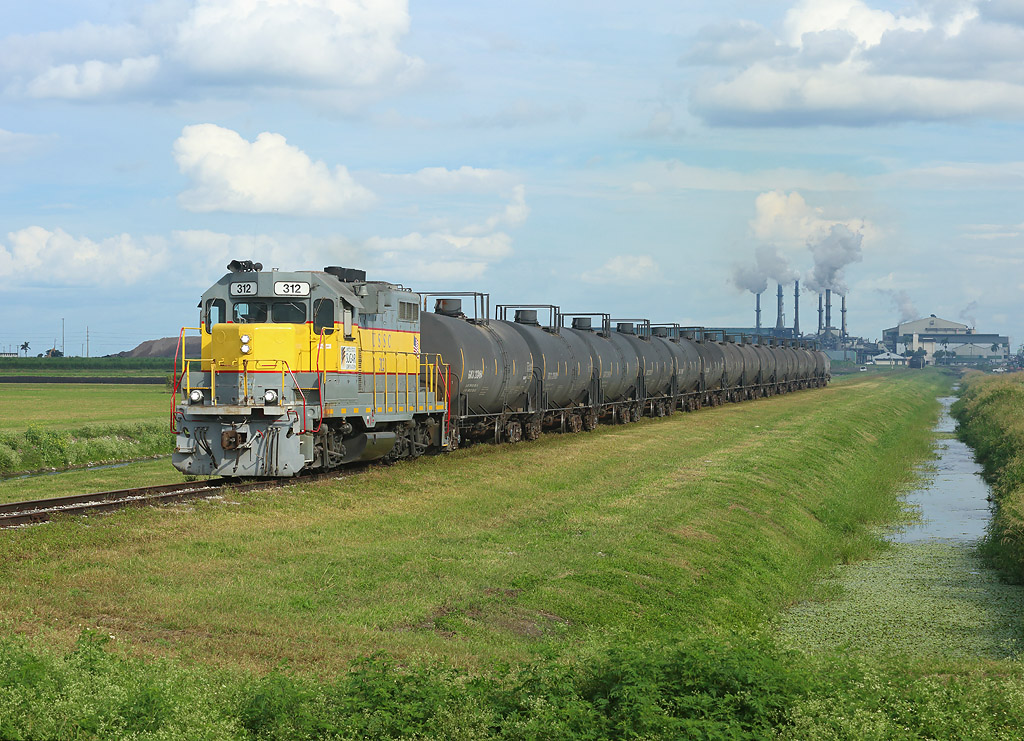 No. 312 shunts tanks at at Belle Glade sugar mill on 28th November 2017. Although rail connected, sugar cane to Belle Glade arrives by road