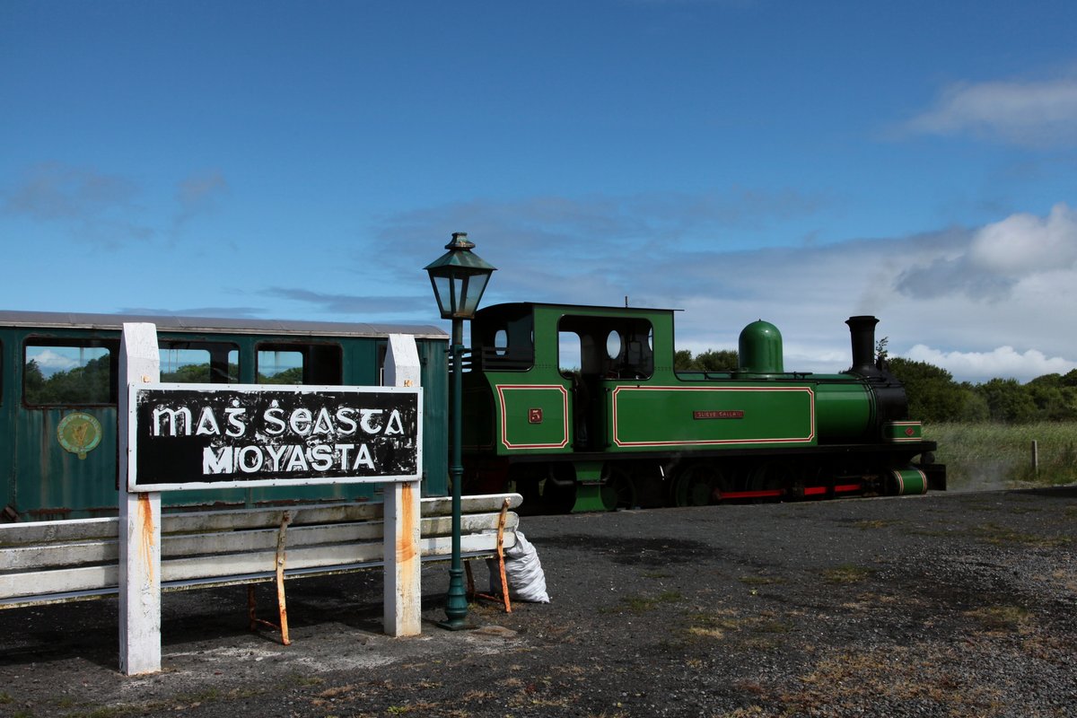 No. 5 SLIEVE CALLAN steht mit ihrem Zug in Moyasta bereit zur Abfahrt. 20.06.2016
