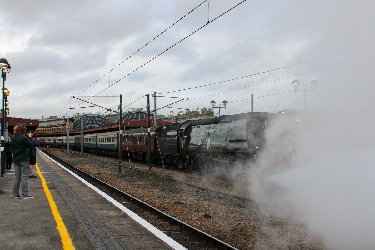No photos, please! 34067  Tangmere  hatte wohl genug von den ganzen Fotografen und versteckte sich in einer Dampfwolke, w�hrend sie mit viel Radschlupf den Bahnhof York verl�sst.(04.07.2026)