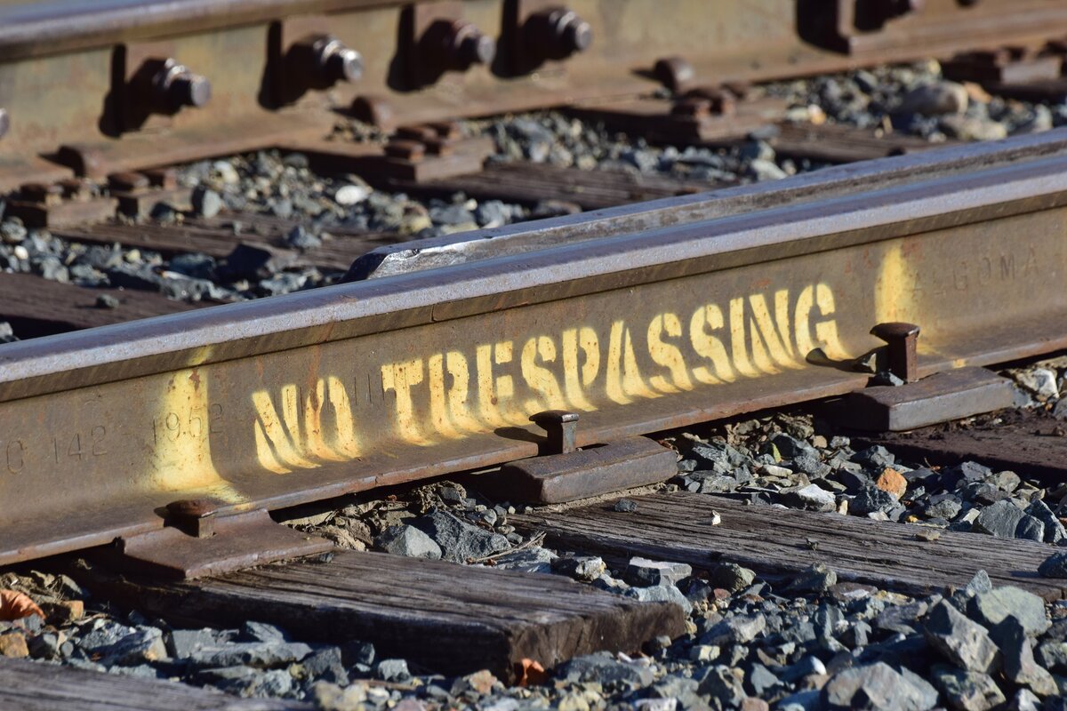 NO TRESPASSING In Kanada wird an vielen Stellen durch Schilder oder eben solchen Aufschriften wie hier am Gleisbauhof in Revelstoke vor dem Aufenthalt im Gleisbereich und den daraus folgenden Konsequenzen gewarnt.

Revelstoke 29.08.2022