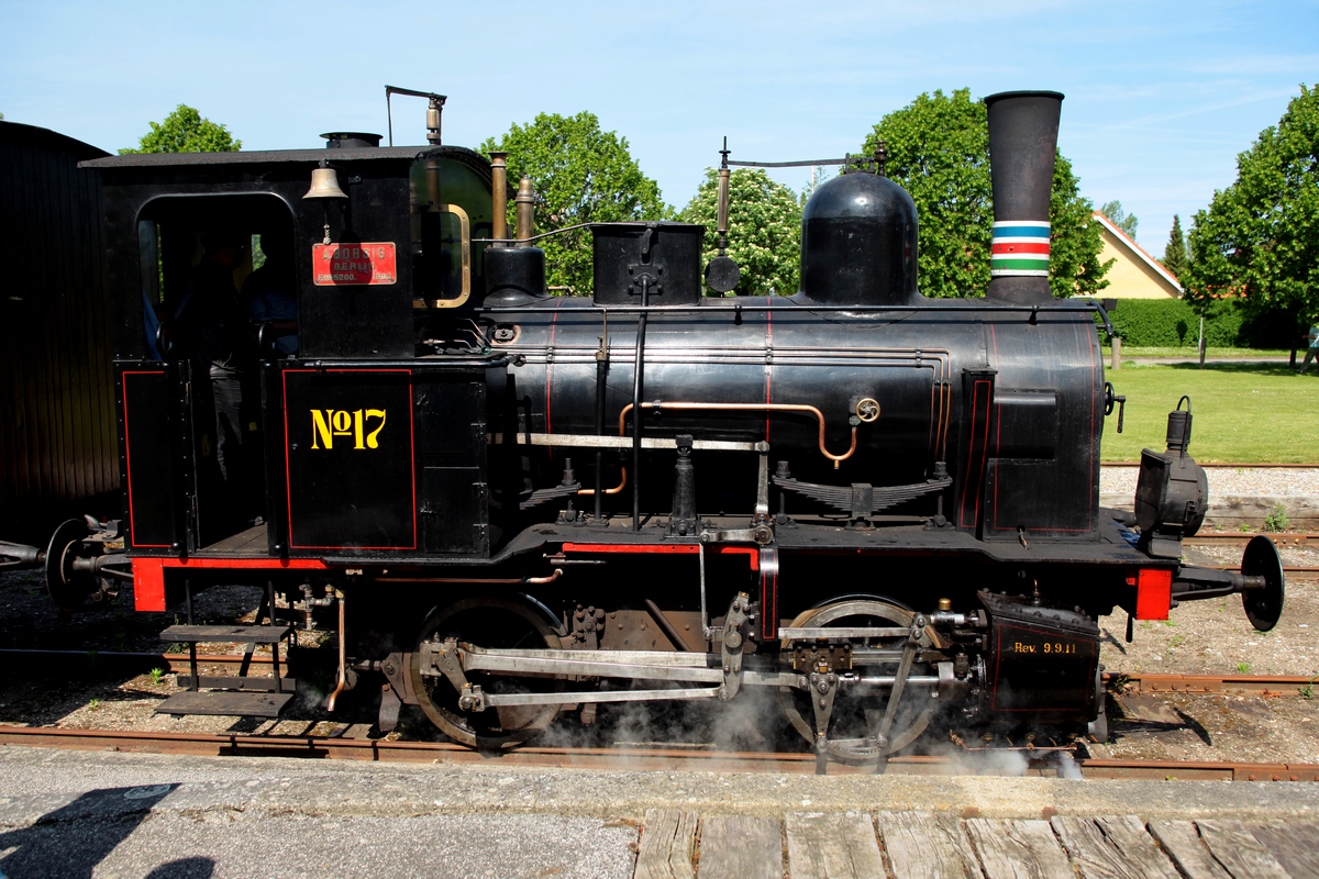 No.17 (Borsig 1903, Fabr.Nr. 5200), ehemals APB (Aalborg Privatbaner) am 02.06.2019 in Bandholm station. Diese Lok hat nur eine Dampfbremse, daher muß mit Bremser gefahren werden.