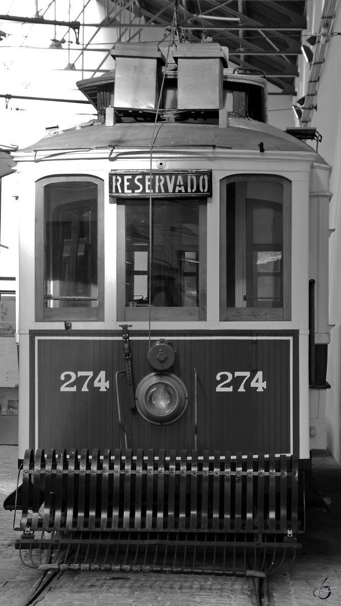 No.274 wurde 1928 in den Werkstätten von Companhia Carris de Ferro do Porto gebaut. Es handelt sich um eine Kopie des ersten Straßenbahnwagens mit Drehgestellen der US-amerikanischen J. G. Brill Company, welche 1904 gekauft wurden. (Museu do Carro Eléctrico Porto, Januar 2017)