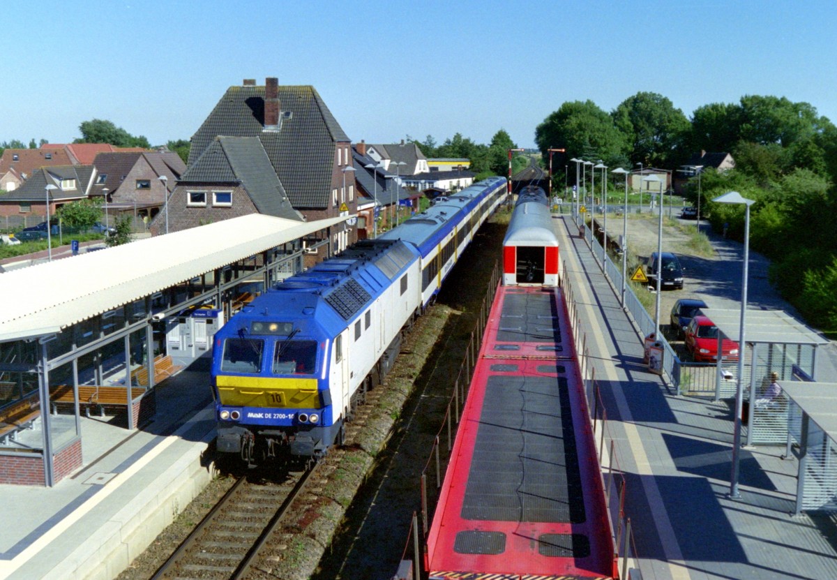 NOB 2700-10 mit NOB 80610 (Niebll–Westerland [Sylt]) am 19.07.2006 in Klanxbll