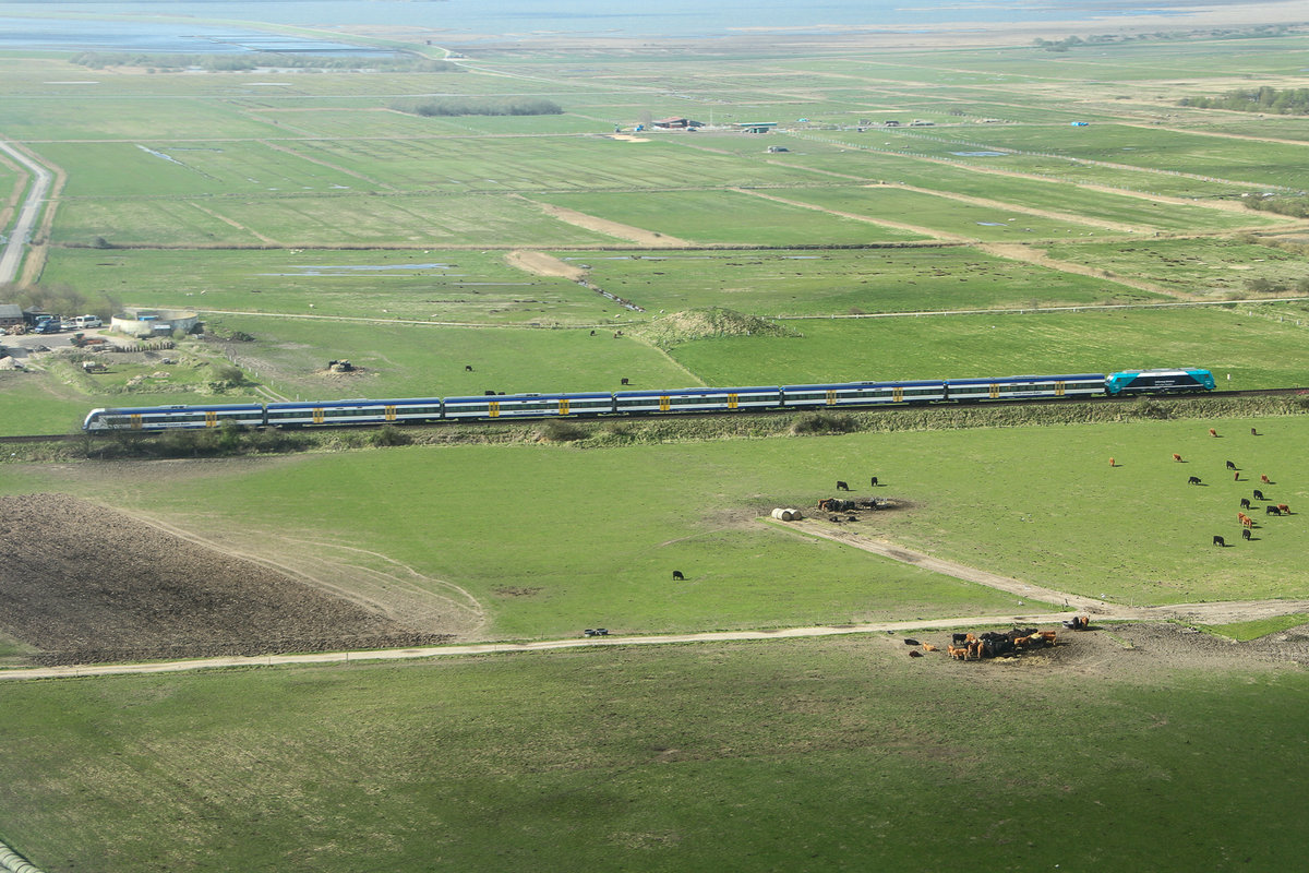NOB am 19.04.2016 fährt durch die Wiesen von Sylt in Richtung Sylt Bahnhof. Bild ist aus einem Flugzeug fotografiert.