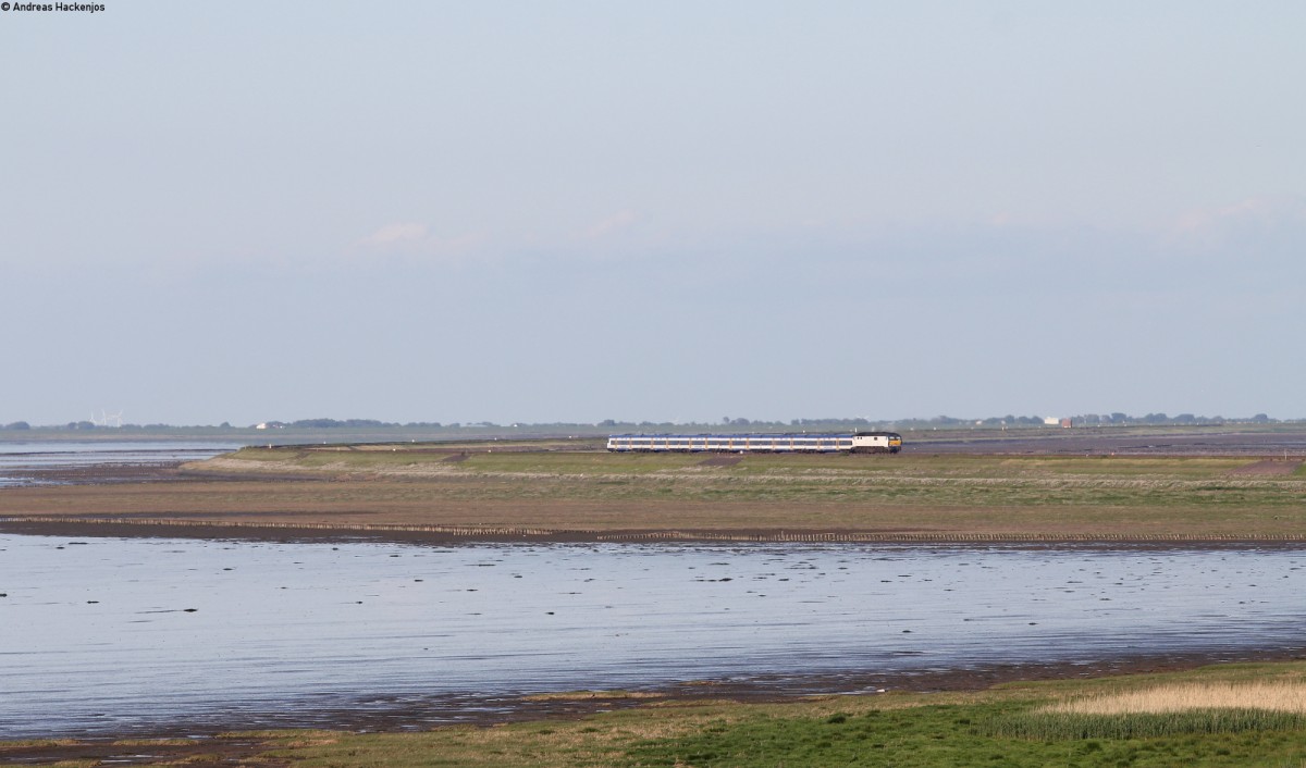 NOB81733 (Westerland(Sylt)-Hamburg Altona) mit Schublok 251 007-1 bei Morsum 29.5.14