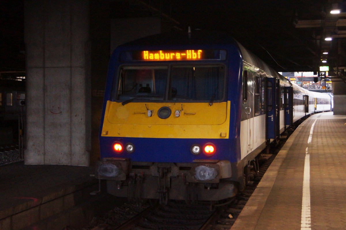 NOB/DB: Zum Fahrplanwechsel vom kommenden Wochenende in Deutschland. Ab dem Sonntag den 13. Dezember 2015 sind die blauen NOB-Züge GESCHICHTE auf der Strecke Hamburg Altona - Westerland. Die fotogenen blauen NOB-Zugskompositionen werden nämlich  durch rote DB Züge verdrängt. Noch am 15. Oktober 2015 konnten verschiedene NOB-Fahrezuge wie ein Verstärkungsmodul mit einem ehemaligen DB-Steuerwagen im NOB Farbkleid in Hamburg Hauptbahnhof während einem Zwischenhalt verewigt werden.
Foto: Walter Ruetsch 