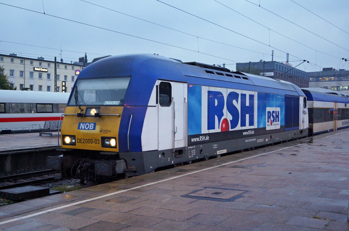 NOB/DB: Zum Fahrplanwechsel vom kommenden Wochenende in Deutschland. Ab dem Sonntag den 13. Dezember 2015 sind die blauen NOB-Züge GESCHICHTE auf der Strecke Hamburg Altona - Westerland. Die fotogenen blauen NOB-Zugskompositionen werden nämlich  durch rote DB Züge verdrängt. Noch am 15. Oktober 2015 konnten verschiedene NOB-Fahrezuge wie die DE 2000-03 in Hamburg Altona und Hamburg Hauptbahnhof verewigt werden.
Foto: Walter Ruetsch 