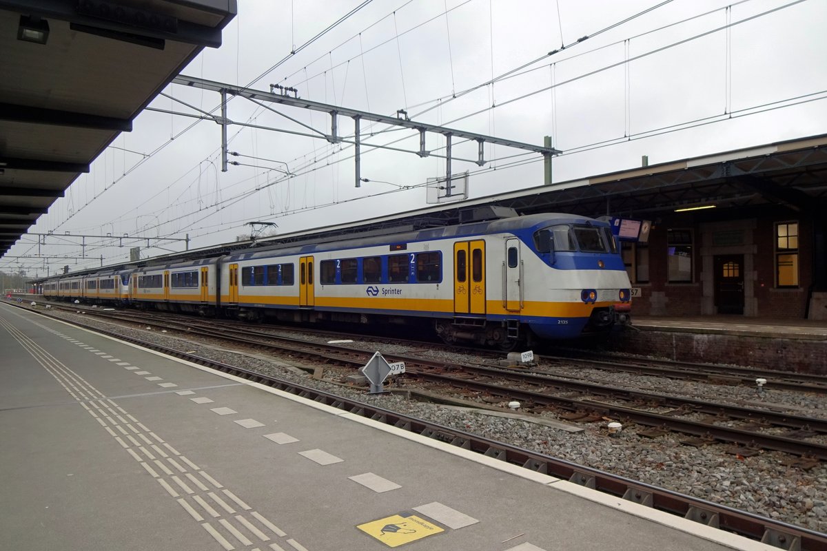 Noch 11 Tage und dann ist es Schlüss: die zweiteilige SGMs schieden nach 45 jahren Dienst aus den Betrieb aus. NS 2135 ist eine von diese Reihe und hält hier am 2 Dezember 2020 in Deventer.