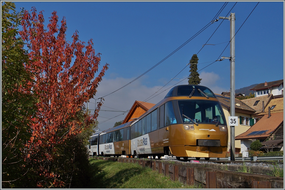 Noch 2.6 Kilometer, dann ist der Golden Pass Panoramic Express 2119 von Zweisimmen kommend an seinem Ziel in Montreux. 
Das Bild entstnd am 23. Okt. 2015 in Planchap.