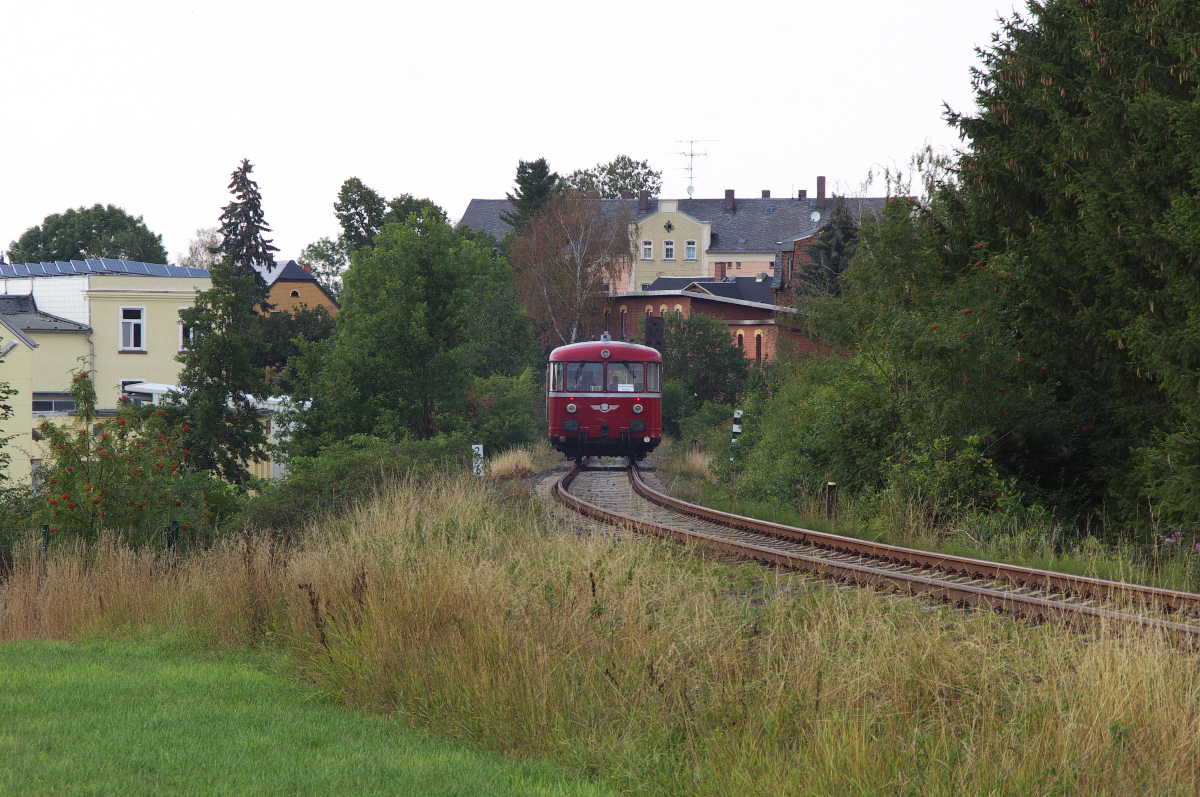 Noch 300 Meter bis zum Bahnhof Mühltroff hat VT 3.07 der Wisentatalbahn zurückzulegen. Die letzte Fahrt am Abend von Schönberg nach Schleiz West ist unterwegs. Bahnstrecke 6656 Schönberg - Schleiz am 22.08.2015