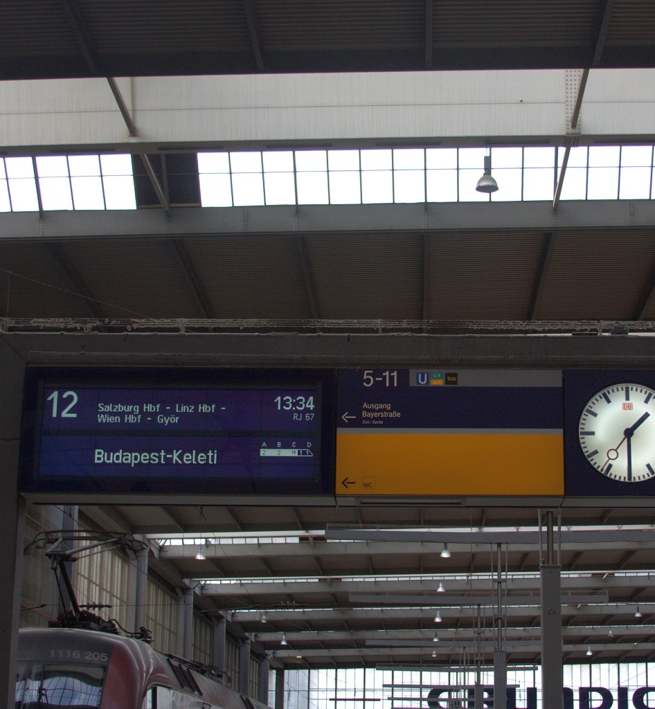 Noch 4 Minuten hat der Railjet bis zur Abfahrt von Mnchen Hbf nach Budapest - Keleti laut Fahrtrichtungsanzeiger. 06.01.2016, 13:31 Uhr