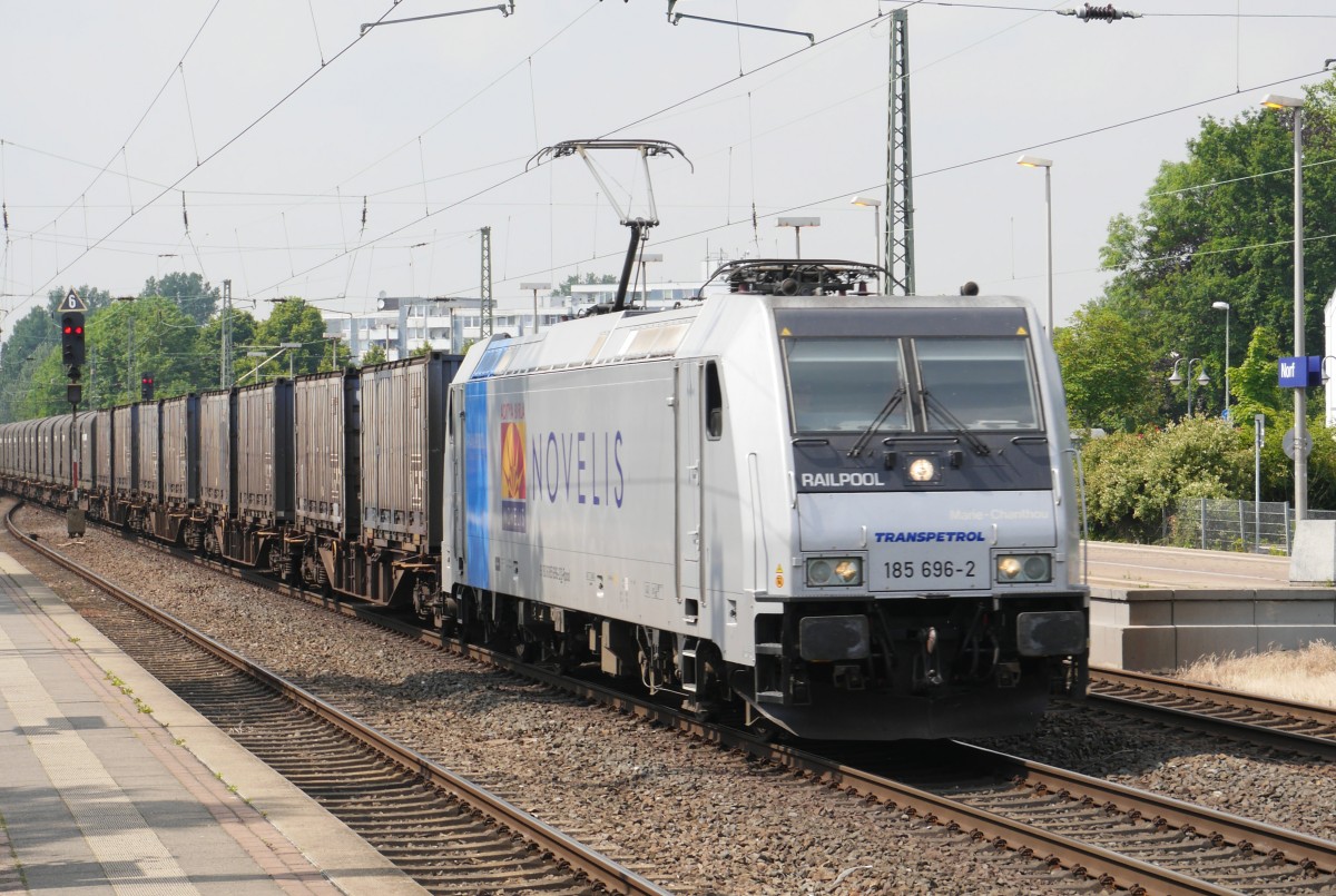 Noch 5 Minuten Fahrzeit hat der Novelis-Zug bis Nievenheim. Dann wird 185 696 ihn an die RheinCargo (ex HGK, ex IZN) übergeben (Norf, 2.6.14).