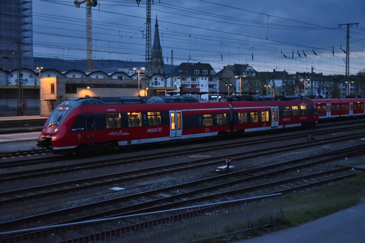 Noch eine Abendbild aus Koblenz, hier zeigt sich der 442 005-5 Lehmen in der Abstellung. 
7.4.2019
