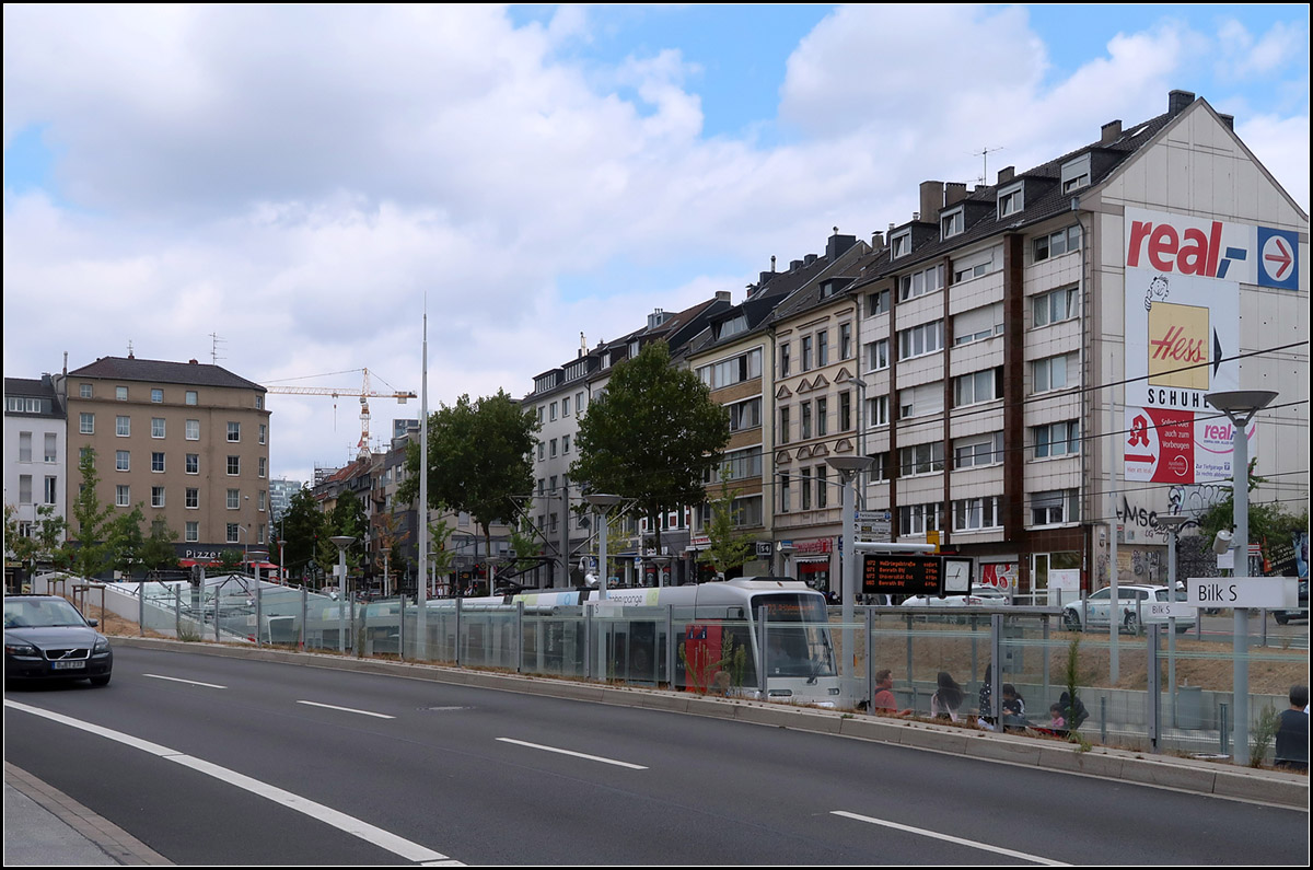 Noch abgesenkt -

An der Rampenhaltestelle Bilk kommen die Züge der Düsseldorfer Wehrhahnlinie wieder an die Oberfläche. Es scheint hier ganz gut gelungen zu sein eine städtebauliche eher schwierige Tunnelrampe in ihr Umfeld einzufügen.

14.08.2018 (M)