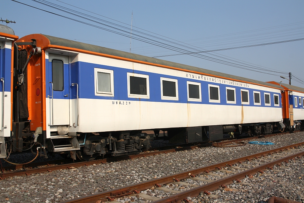 Noch als บชส. (บชส. =BTC./Bogie Third Class Carriage) angeschrieben wird der บชส. 229 nun als Bauzugwagen verwendet. Nakhon Sawan Station am 30.März 2023.