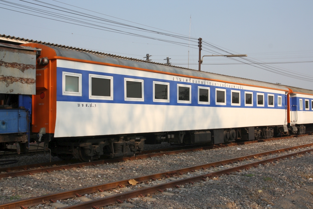 Noch als บชส.ป (บชส.ป=ATC/Air-Conditioned Third Class Carriage) angeschrieben wird der บชส.ป 3 nun als Bauzugwagen verwendet. Nakhon Sawan Station am 30.März 2023.
