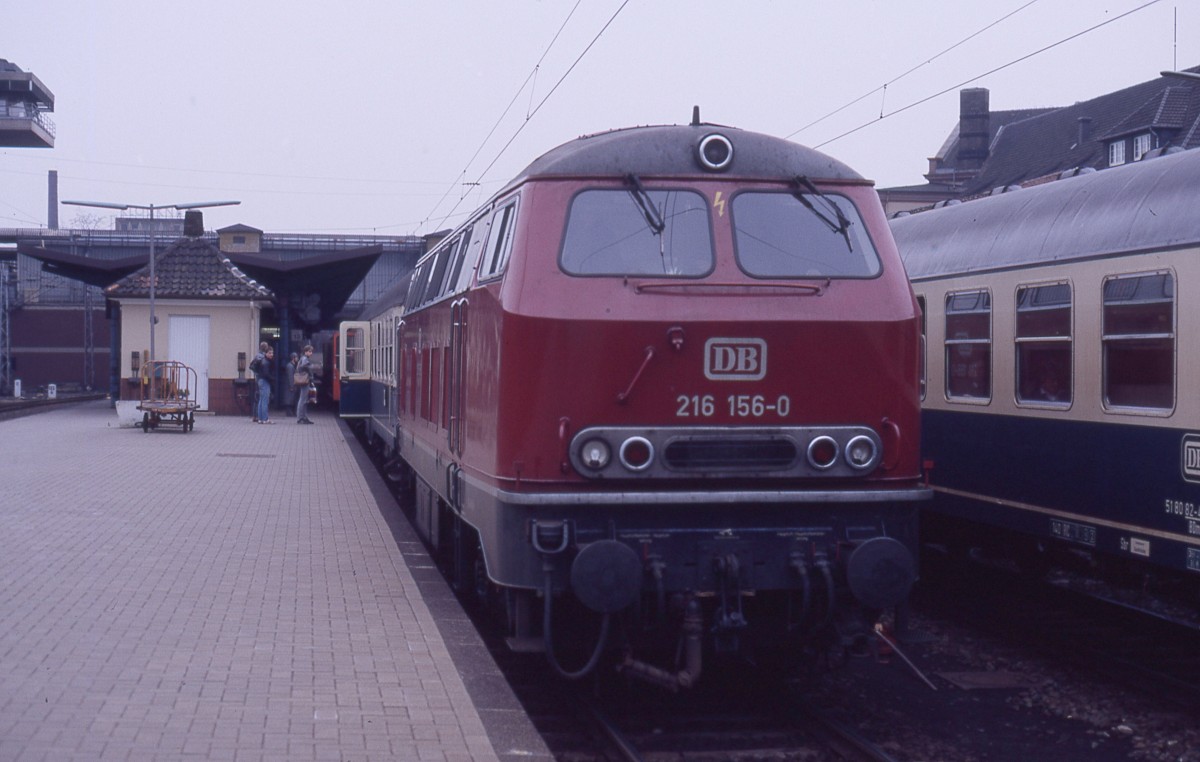 Noch in altem Rot präsentiert sich am 6.4.1987 um 8.25 Uhr die 216156 als Zuglok
des Eilzuges nach Wilhelmshaven im unteren Bahnhof des HBF Osnabrück.