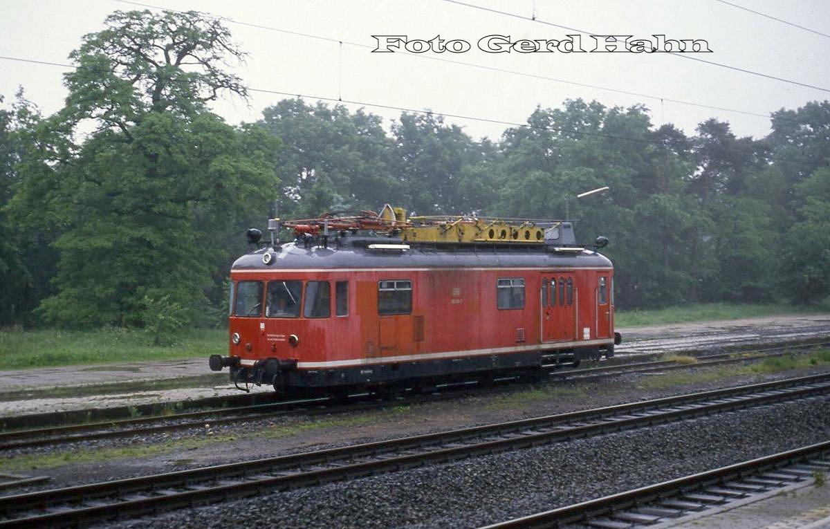 Noch in altem roten Farbkleid, dringend Lack bedürftig, stand 7901130 am 8.6.1988 im Bahnhof Lauenbrück.