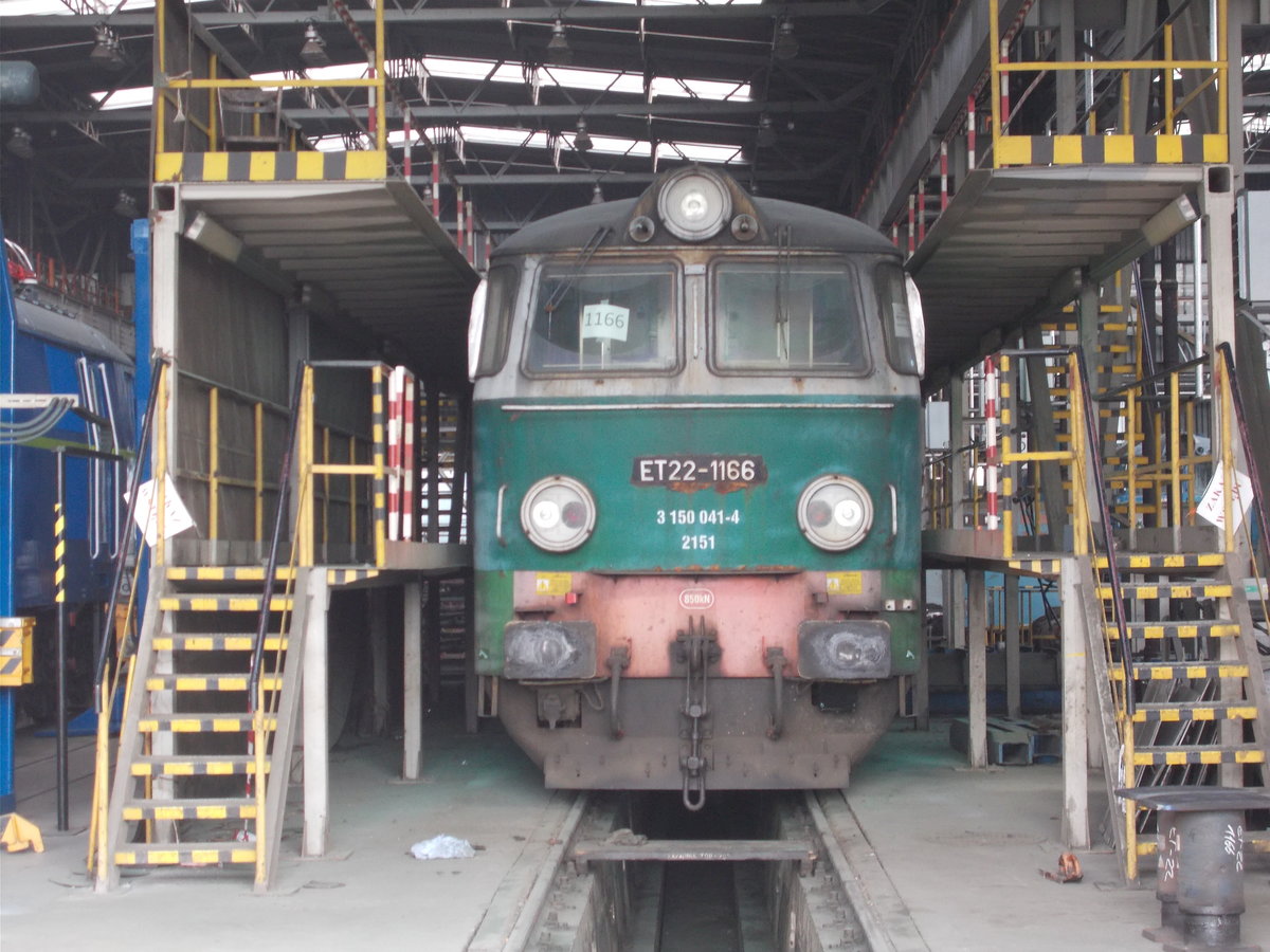 Noch in der alten Farbgebung fotografierte ich die ET22-1166,am 16.August 2015,in Szczecin Port Centralny.