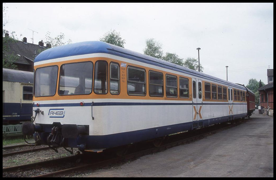 Noch in den alten SWEG Farben stand der VS 235 RHEB am 15.5.2004 im BW Dieringhausen.