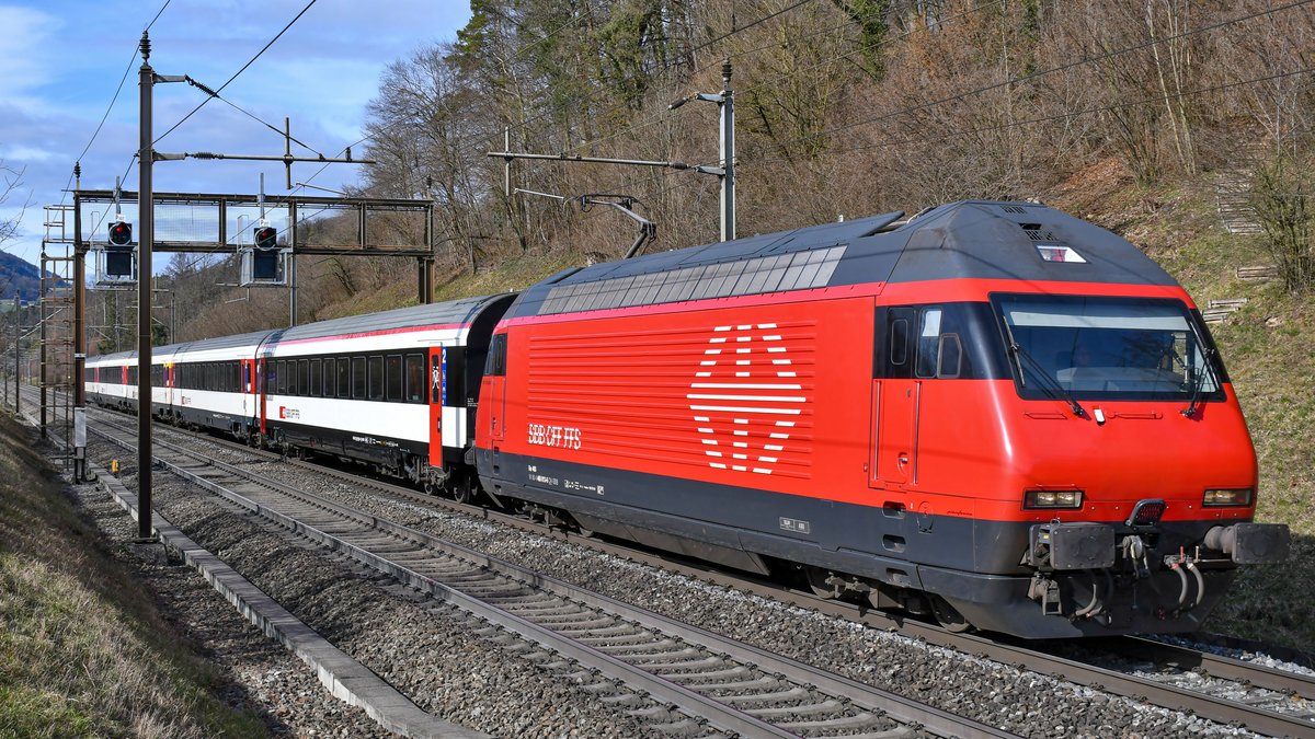 Noch eine andere Variante der 460, wieso also das SBB-Signet nicht einmal ganz weglassen: Re 460 013-6  Nord Vaudois  unterwegs bei Umiken AG, nächster Halt Brugg AG, aufgenommen am 13.03.2021. Offenbar sind die Signete nur geklebt, neben der Variante  Entwendung  käme also noch schlicht und einfach  abgefallen  in Frage....