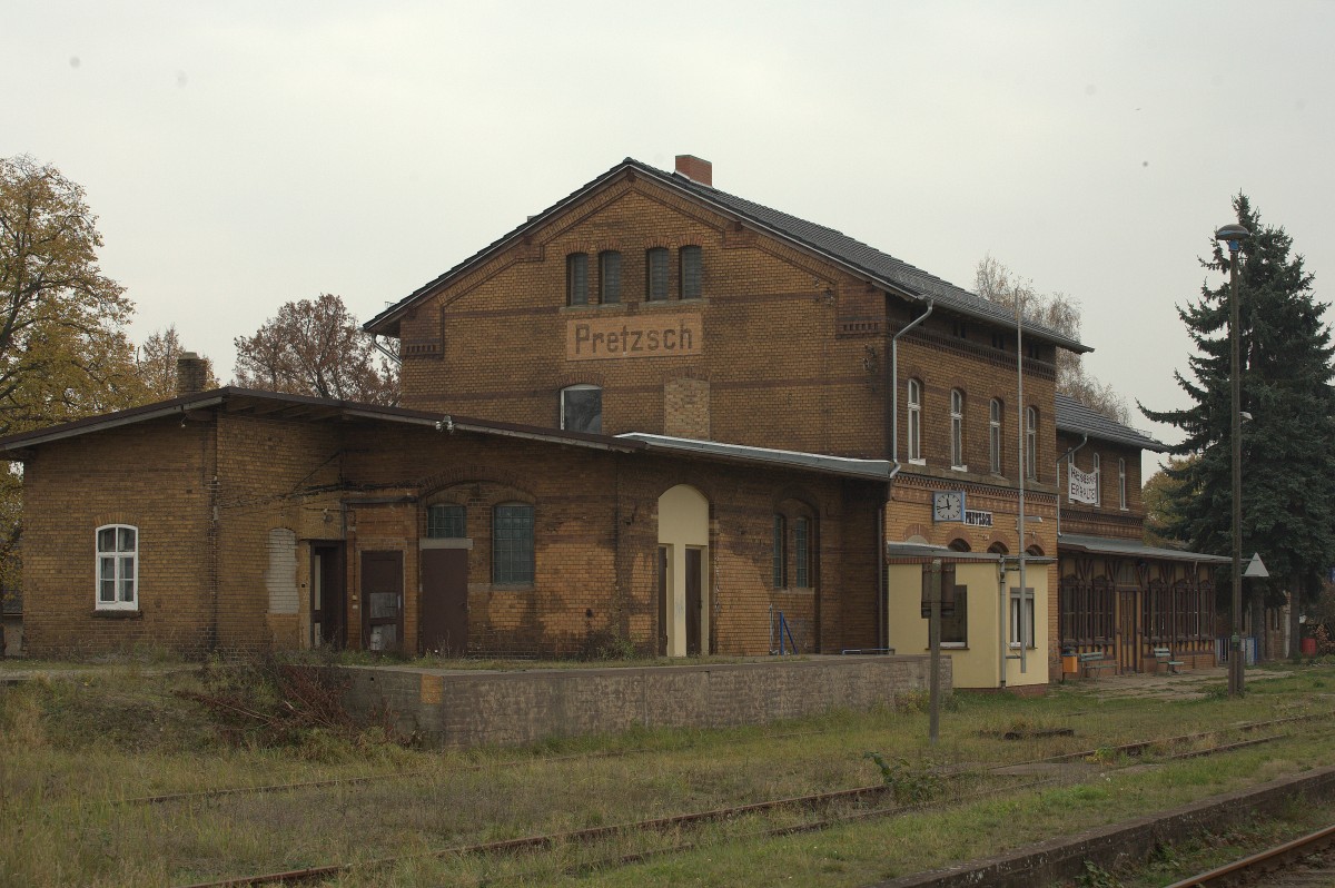 Noch ist der Bahnhof Pretzsch besetzt, könnte aber bald in den Dornröschenschlaf fallen, denn der ÖPNV soll eingestellt werden. 15.11.2014 11:48 Uhr.
