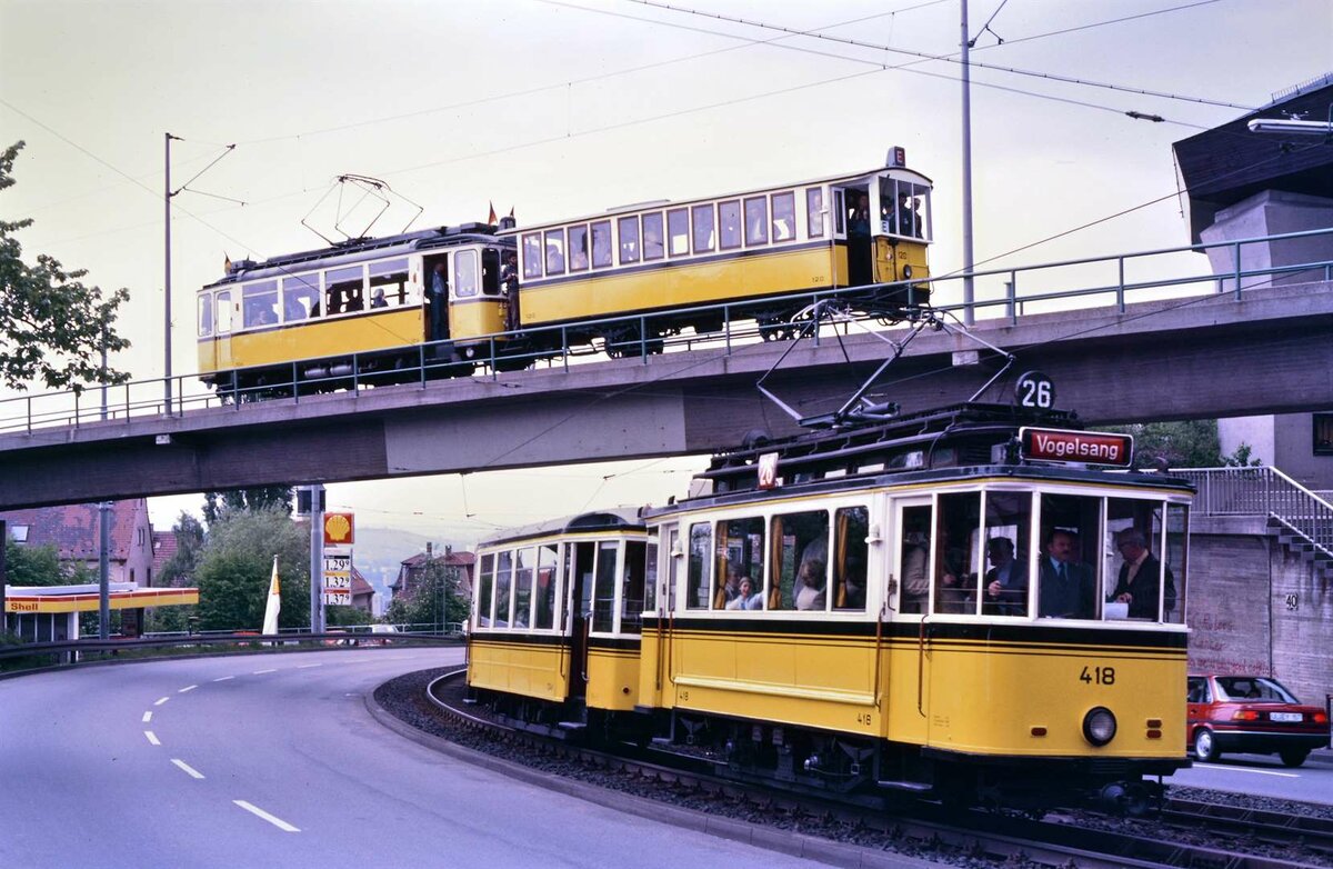 Noch eine Begegnung der besonderen Art: TW 104 mit Vorstellwagen 120 auf der Brücke der Stuttgarter Zahnradbahn über die Neue Weinsteige. Darunter ein historischer Straßenbahnzug mit TW 418 und Beiwagen 1241. Das Foto entstand am 31.05.1984.