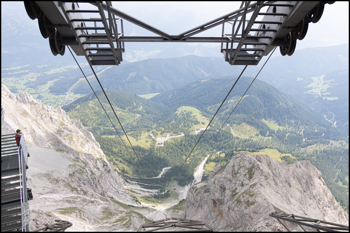Noch besonderer ist der Blick vom Zustieg auf die Terrassengondel der Dachstein S�dwandbahn . 28.07.2026