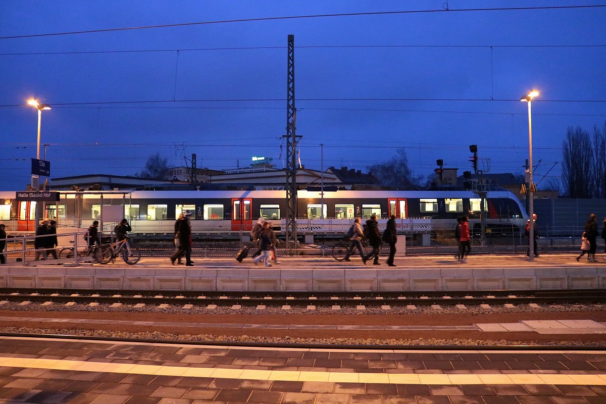 Noch bis 2019 wird der Interimsbahnsteig 13a in Halle(Saale)Hbf hauptsächlich von der S7 der S-Bahn Mitteldeutschland nach Halle-Nietleben genutzt. Bis zum Fahrplanwechsel am 10.12.2017 steuerten auch die 9442 von Abellio Rail Mitteldeutschland mit der RB20 von/nach Eisenach das Gleis an, wie hier zu sehen. Hierfür besteht vorübergehend ein direkter Zugang zu Gleis 13. Der zuvor genutzte, nicht barrierefreie Treppenaufgang an der Delitzscher Straße wurde nun entfernt. [2.12.2017 | 16:35 Uhr]