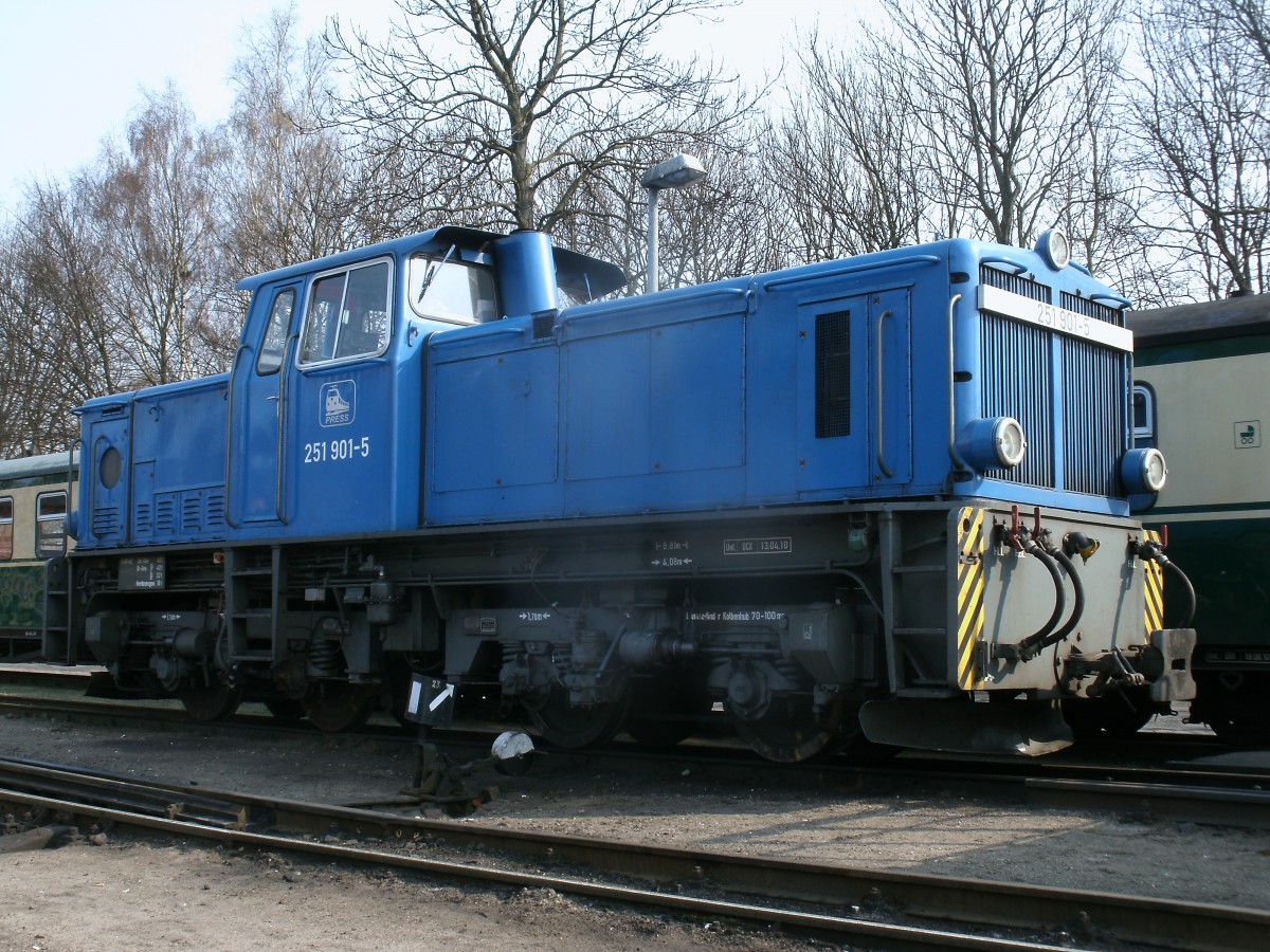 Noch bis Mai hat 251 901 nicht viel zutun,ab Mai wird die Lok dann wieder zwischen Putbus und Lauterbach Mole im Einsatz sein.Aufnahme am 28.März 2014 in Putbus.