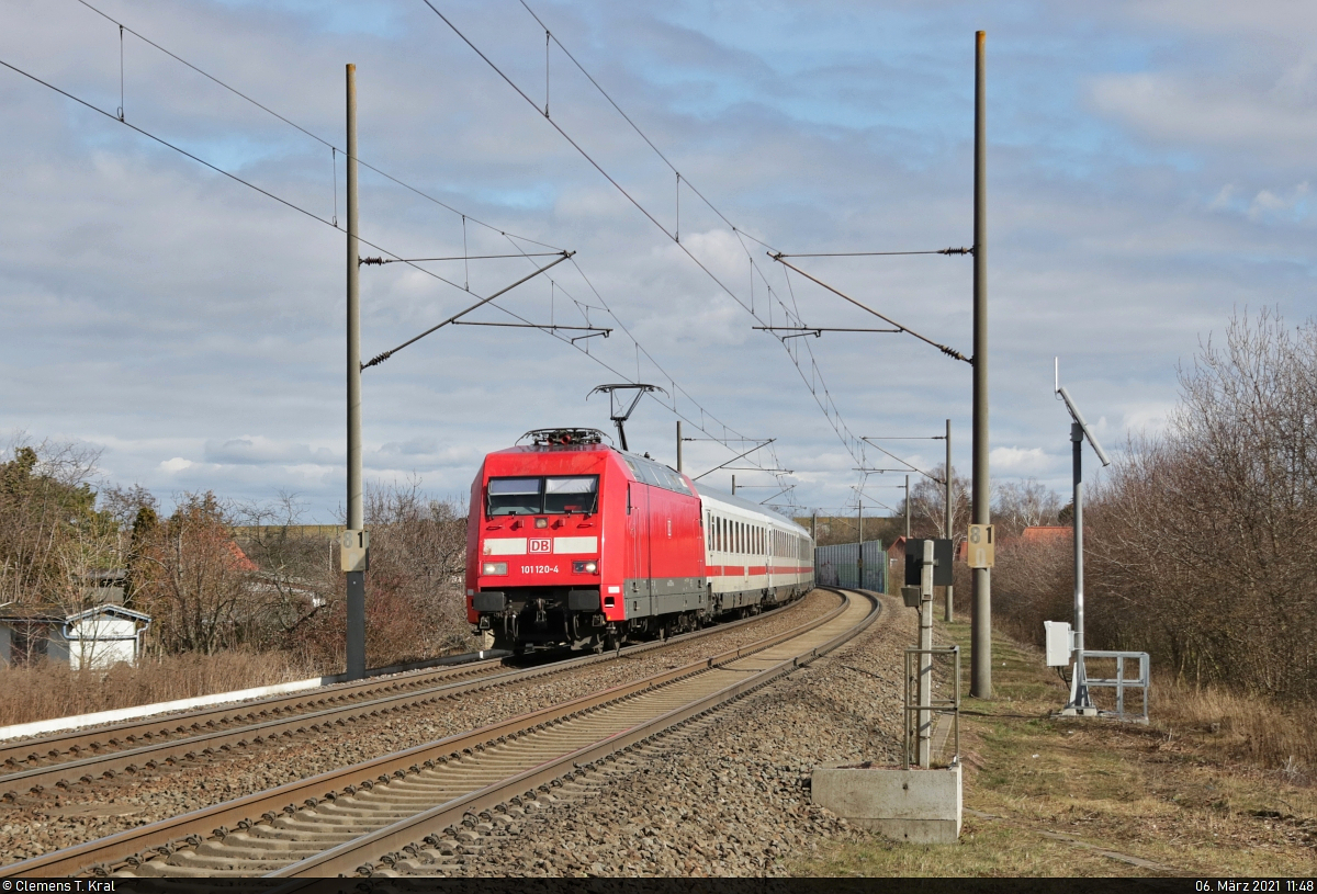 Noch bis zum 26. März verkehren einzelne IC der Linie 56 mit herkömmlichen Wagengarnituren, da die IC2 nach wie vor nicht die gewünschte Zuverlässigkeit erbringen. Hier durchfährt ein solcher Ersatzzug mit 101 120-4 den Hp Zöberitz kurz vor seinem nächsten Halt Halle(Saale)Hbf.

🧰 DB Fernverkehr
🚝 IC 2035 (Linie 56) Norddeich–Leipzig Hbf
🚩 Bahnstrecke Magdeburg–Leipzig (KBS 340)
🕓 6.3.2021 | 11:48 Uhr