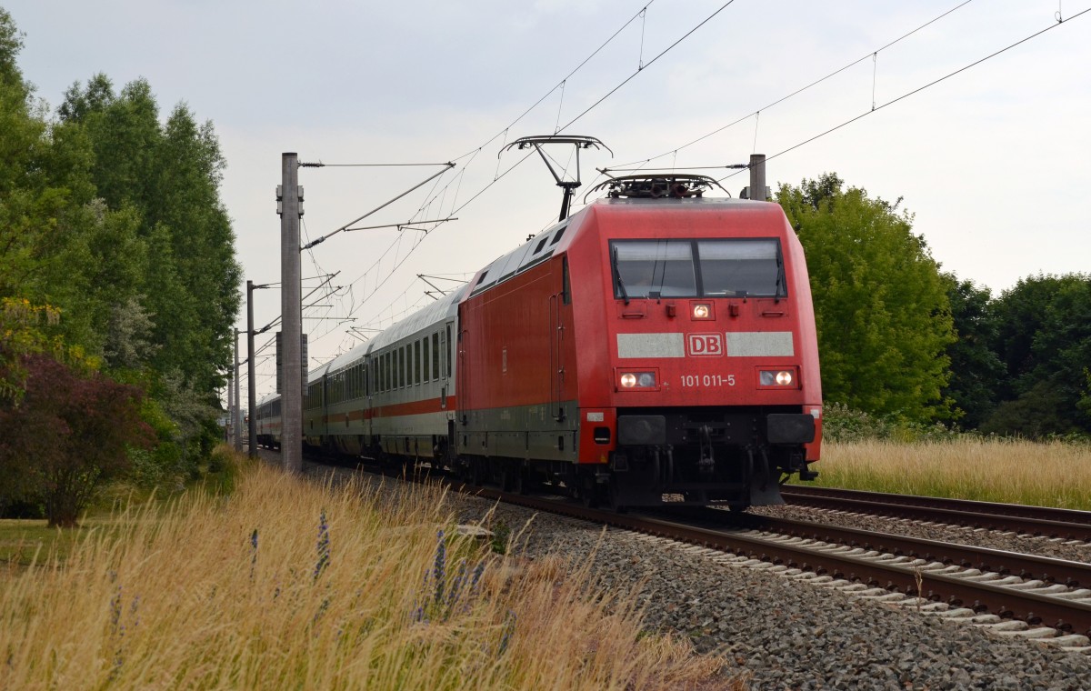 Noch bis zum 31. Juli wird der Fernverkehr der Strecke der Strecke Halle-Magdeburg wegen Bauarbeiten über Dessau umgeleitet. Am 21.06.15 zieht 101 011 den IC 2039 mit Ziel Leipzig durch Greppin Richtung Bitterfeld.