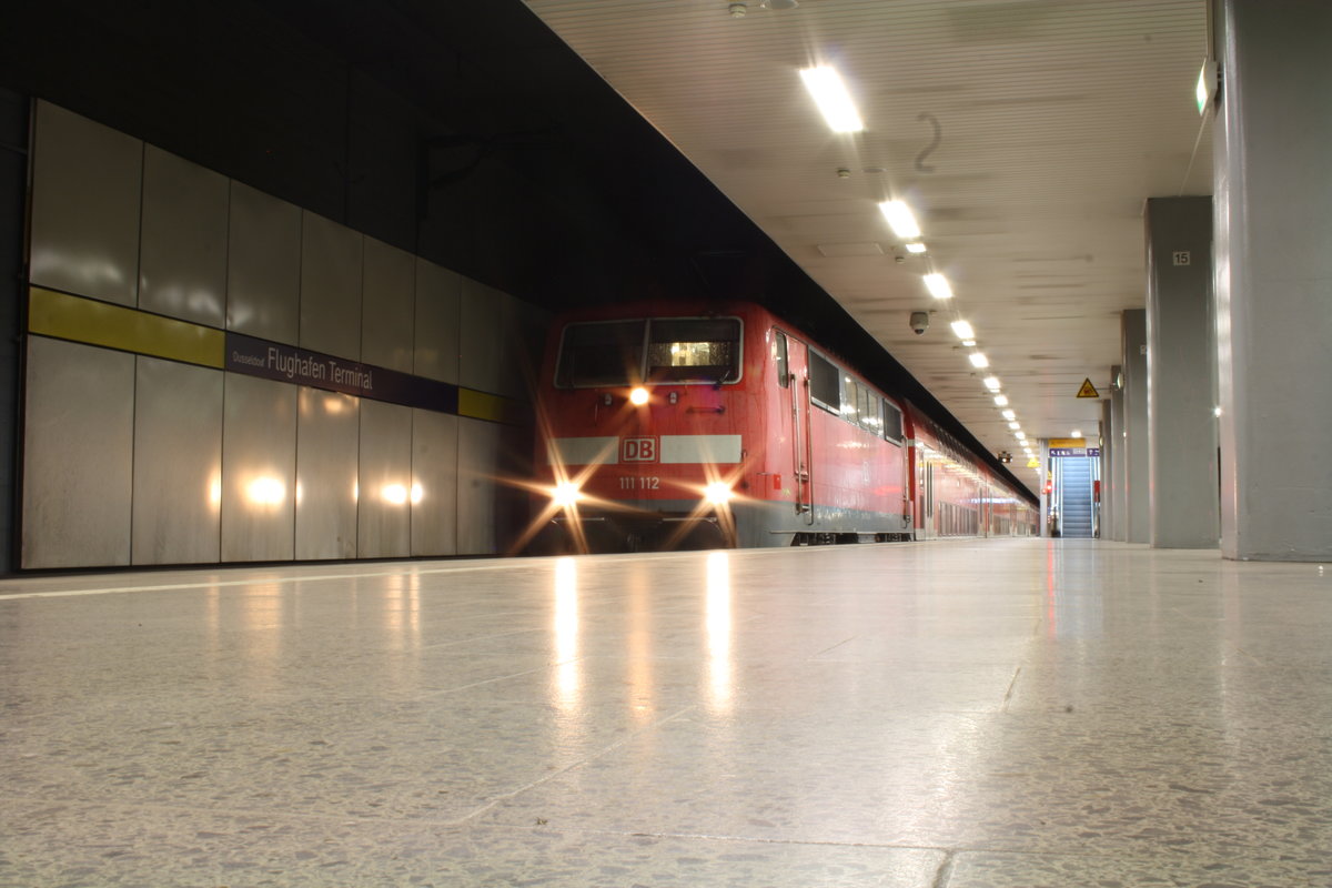 Noch bis zum Dezember 2020 kann man die Schnellzugloks der Baureihe 111 im Personenverkehr von NRW auffinden. Am 26.09.20 machte ich mich auf, um den ersten RE4 des Tages aufzunehmen. Ziel für mich war es, besagten Zug im Tunnelbahnhofs des Düsseldorfer Flughafens zu fotografieren, da 111´er hier sonst nicht zu bestaunen sind. Somit kam 111 112 mit RE10400 aus richtung Aachen an und machte sich fertig für die Leerfahrt richtung Hbf.