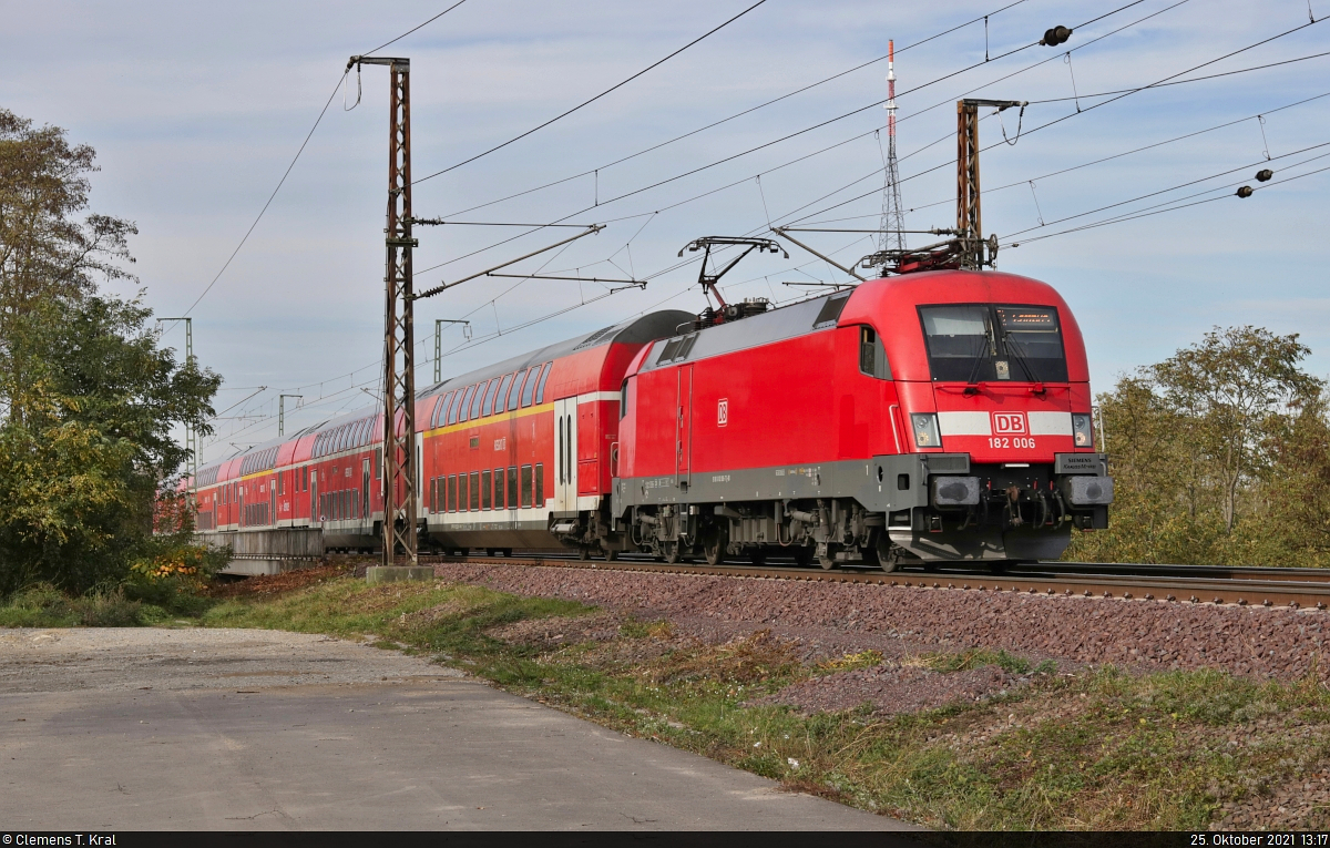 Noch bis zum Jahresende gehören die DB 182er mit Dostos zum gewohnten Bild des RE1. Dann übernimmt die ODEG diese Linie.
182 006-7 (Siemens ES64U2) hat soeben die frisch sanierte Herrenkrug-Eisenbahnbrücke befahren und wurde nahe des Hp Magdeburg Herrenkrug fotografiert. Interessant ist, dass hinter der Lok ein Hocheinstieg-Dosto hängt.

🧰 DB Regio Nordost
🚝 RE 3119 (RE1) Magdeburg Hbf–Cottbus Hbf
🚩 Bahnstrecke Berlin–Magdeburg (KBS 201)
🕓 25.10.2021 | 13:17 Uhr