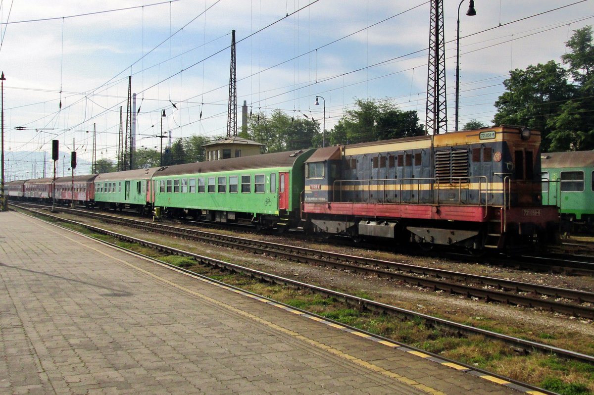 Noch in blau rangiert 721 058 mit grüner Personenwagen am 29 Mai 2015 in Zilina. 