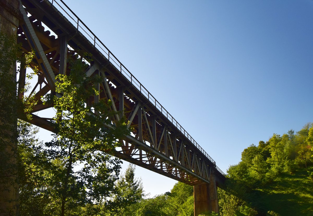 Noch eine Brücke auf dem Streckenabschnitt zwischen Salva und Viseu de Sus. Dieses Mal handelt es sich um eine Fachwerkträgerbrücke, in der Nähe von Viseu de Sus. Foto vom 14.09.2017.