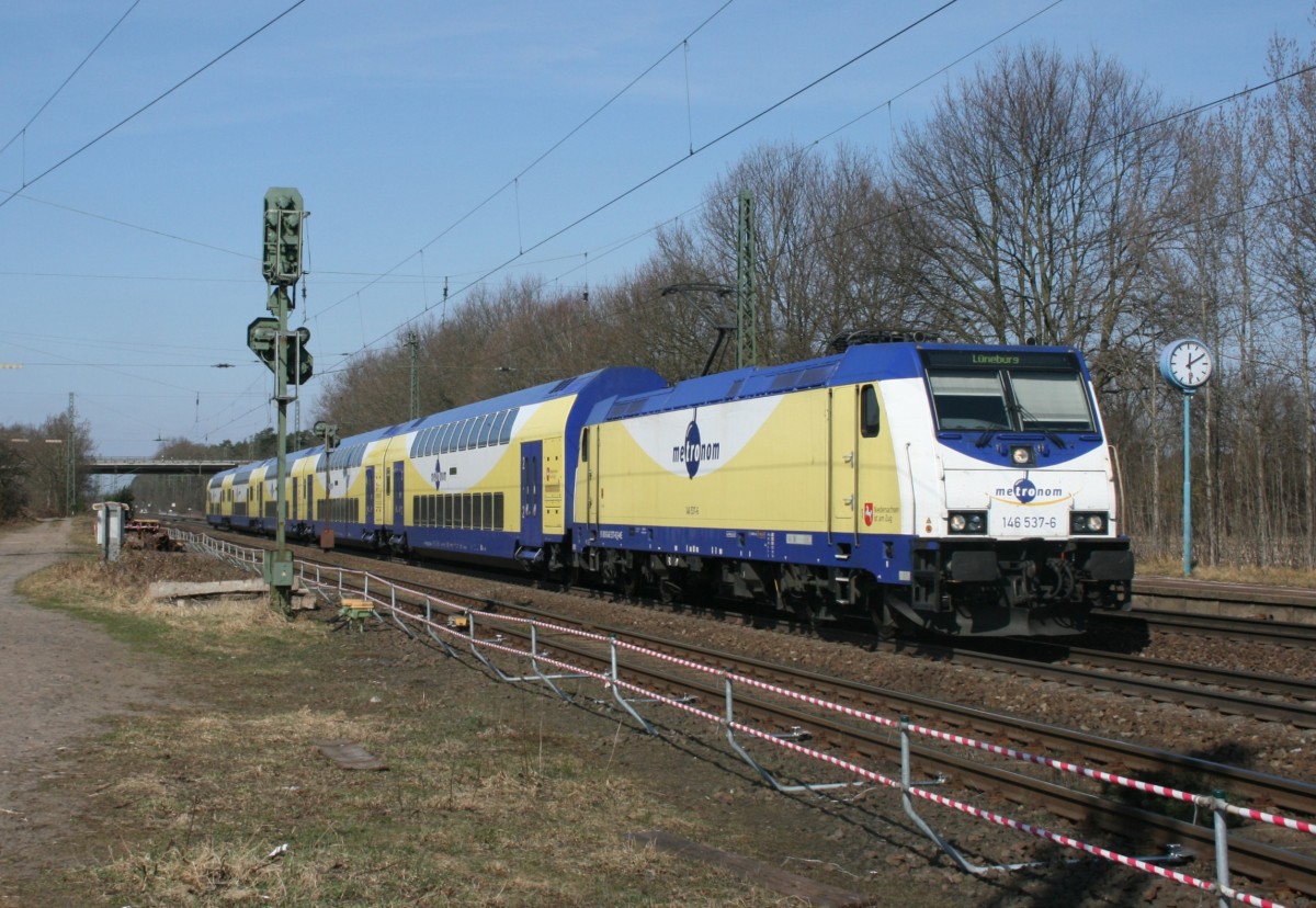 Noch deutet nur die Absperrung auf den unmittelbar bevorstehenden Beginn des dreigleisigen Streckenausbaus hin: ME 146 537 mit MEr 81615 (Hamburg-Harburg–L�neburg) am 29.03.2011 in Radbruch