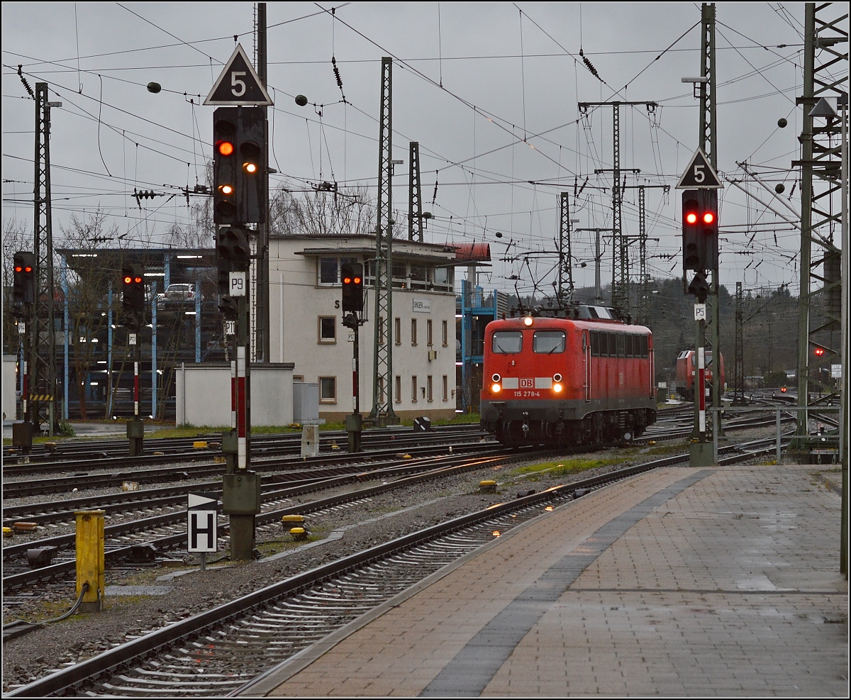 Noch dunkler wird es als 115 278 zu IC 184 nach Stuttgart rangiert, hier vor dem Stellwerk Singen. Dezember 2014.