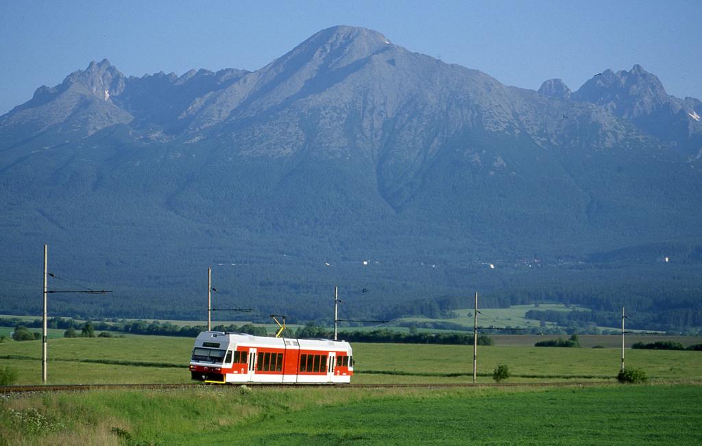 Noch in der Ebene am Fu der Hohen Tatra ist am 3.6.2003 Zug 8106 von 
Poprad Tatry aus in die Berge unterwegs.